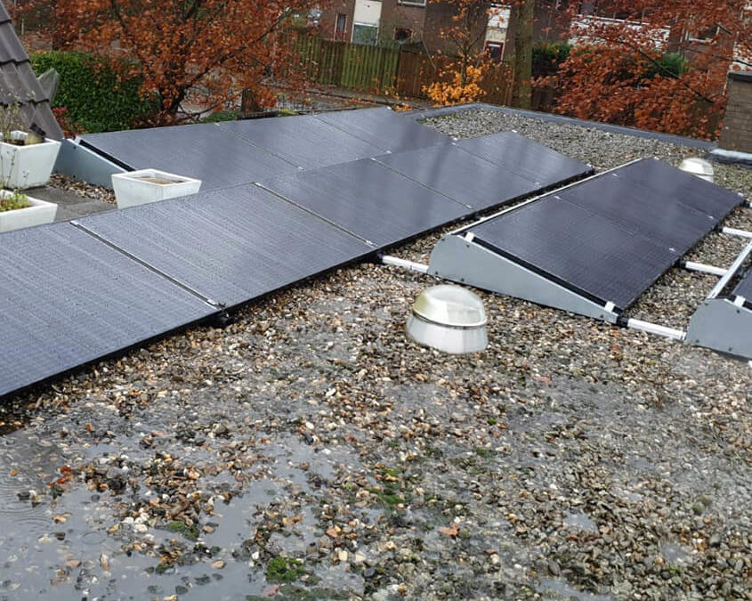 Zonnepanelen op een plat dak: Zo haal je er het meest uit