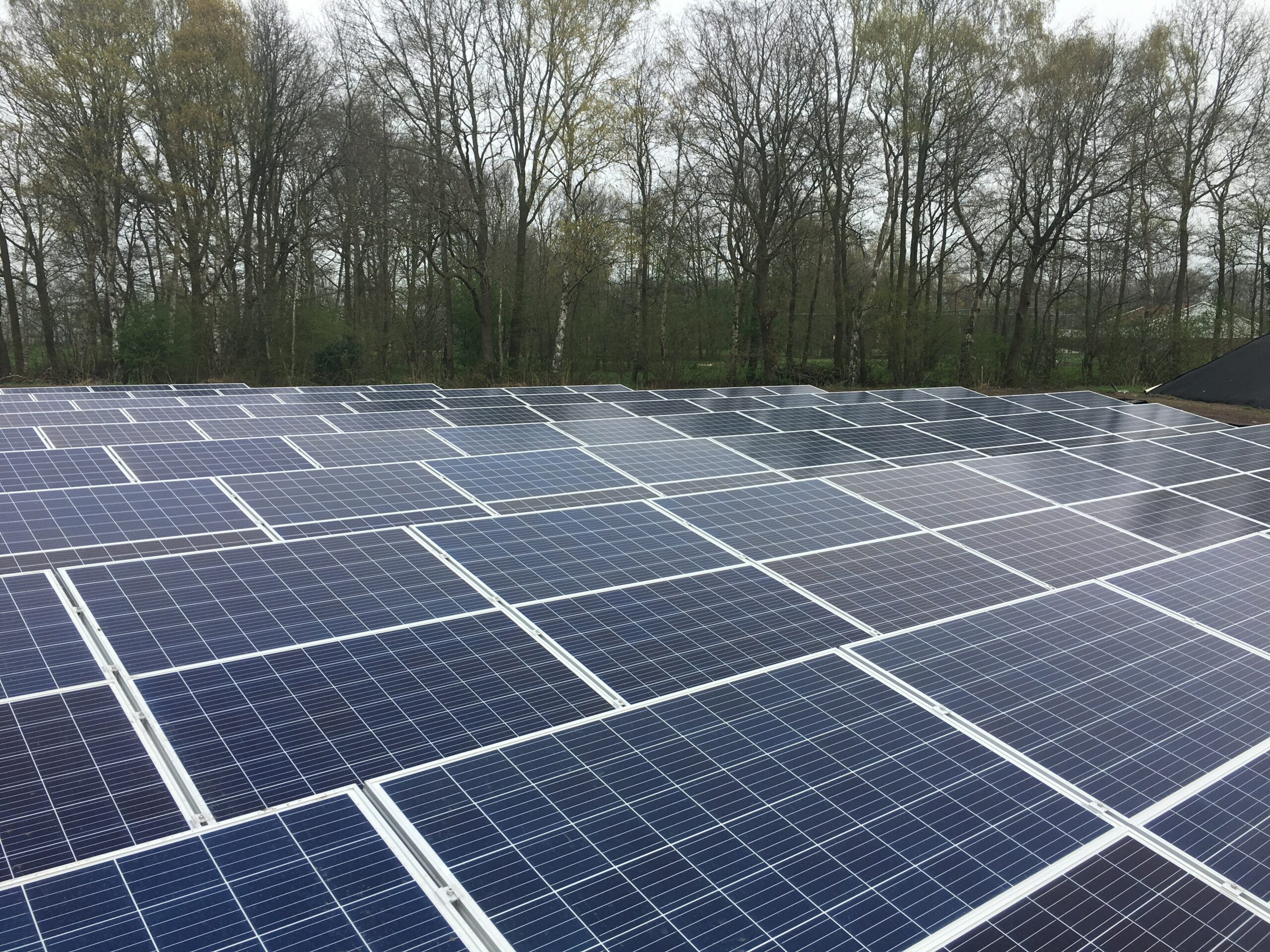 Veldopstelling zonnepanelen installatie